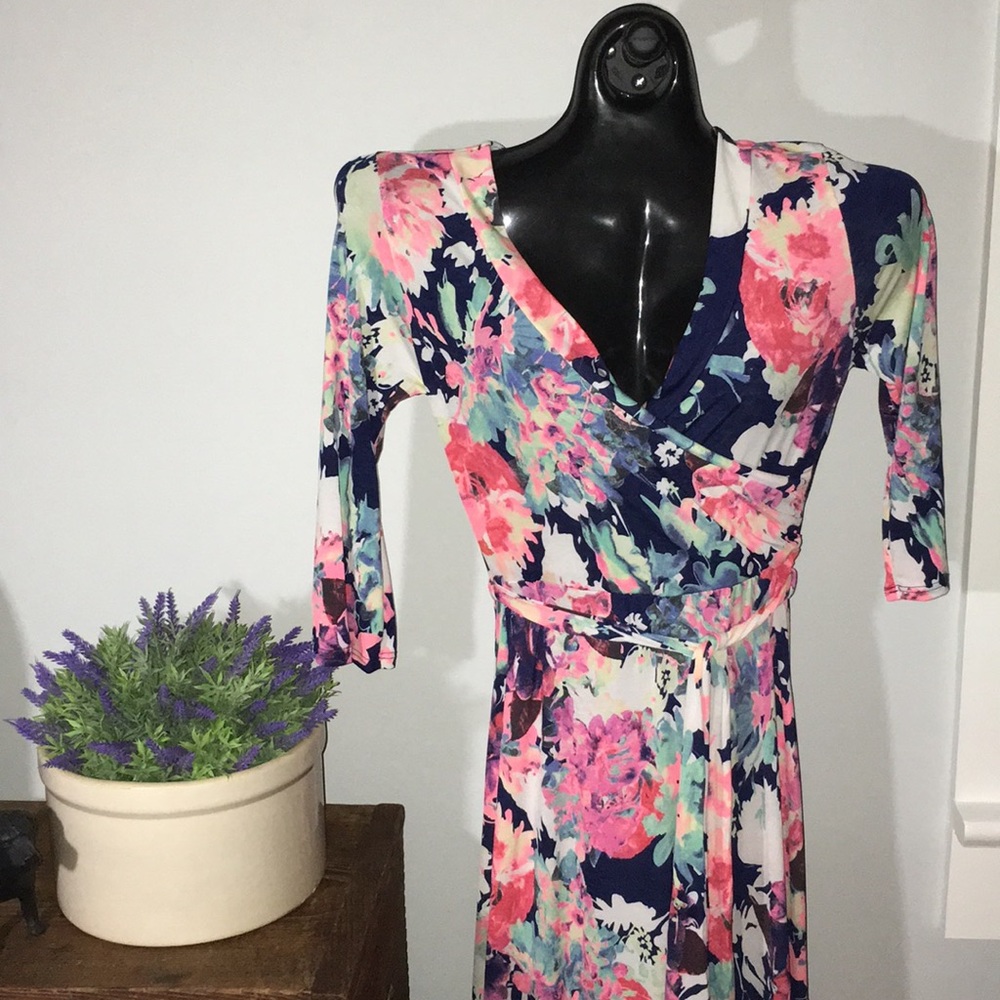 Floral maxi wrap dress // polyester // size medium